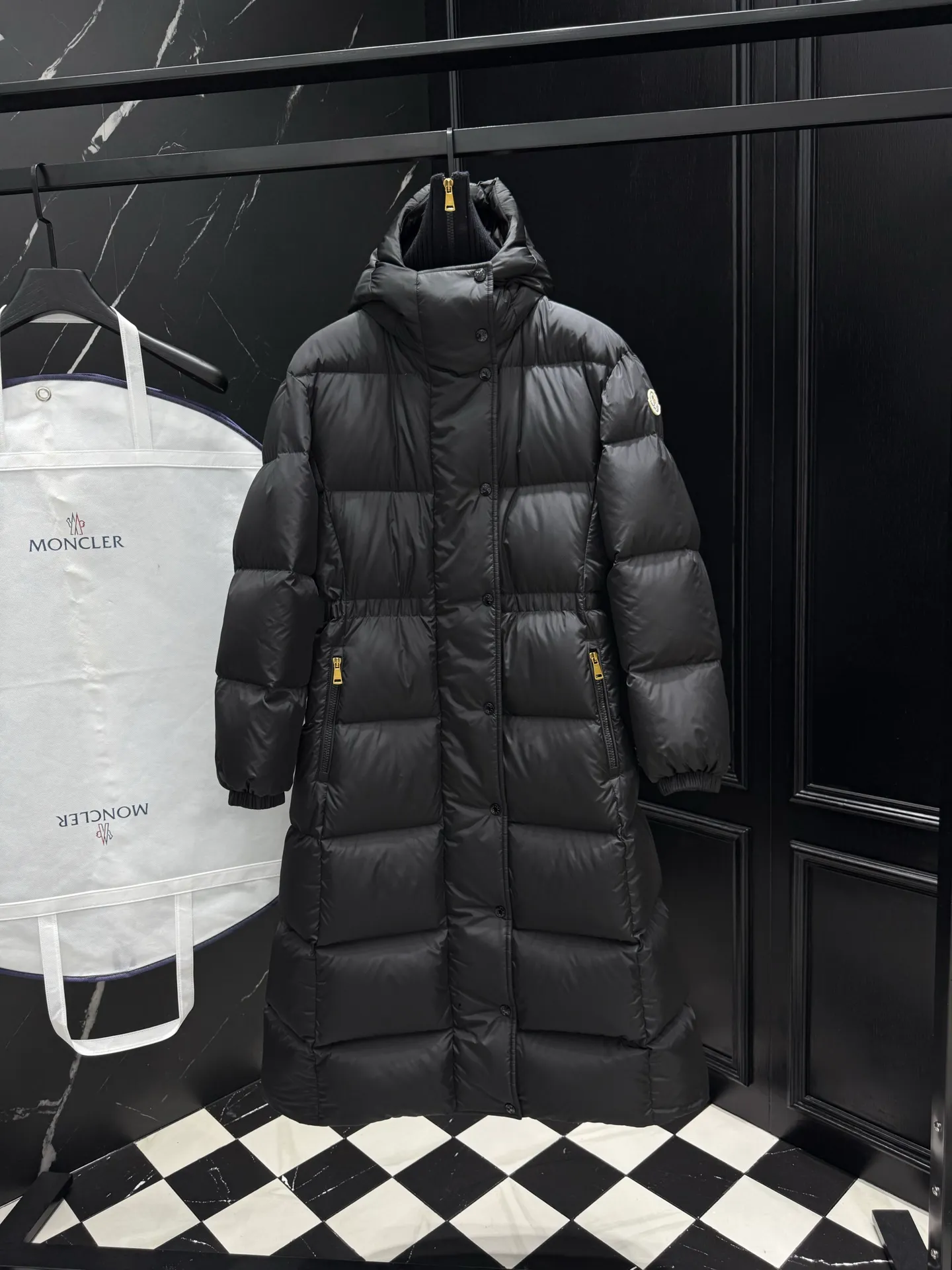 “ ”Moncler Chamer ，Chamer 。 ， 。 ， 。 Size：1234 ： ：Black White